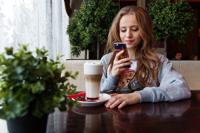 Dívka s mobilním telefonem